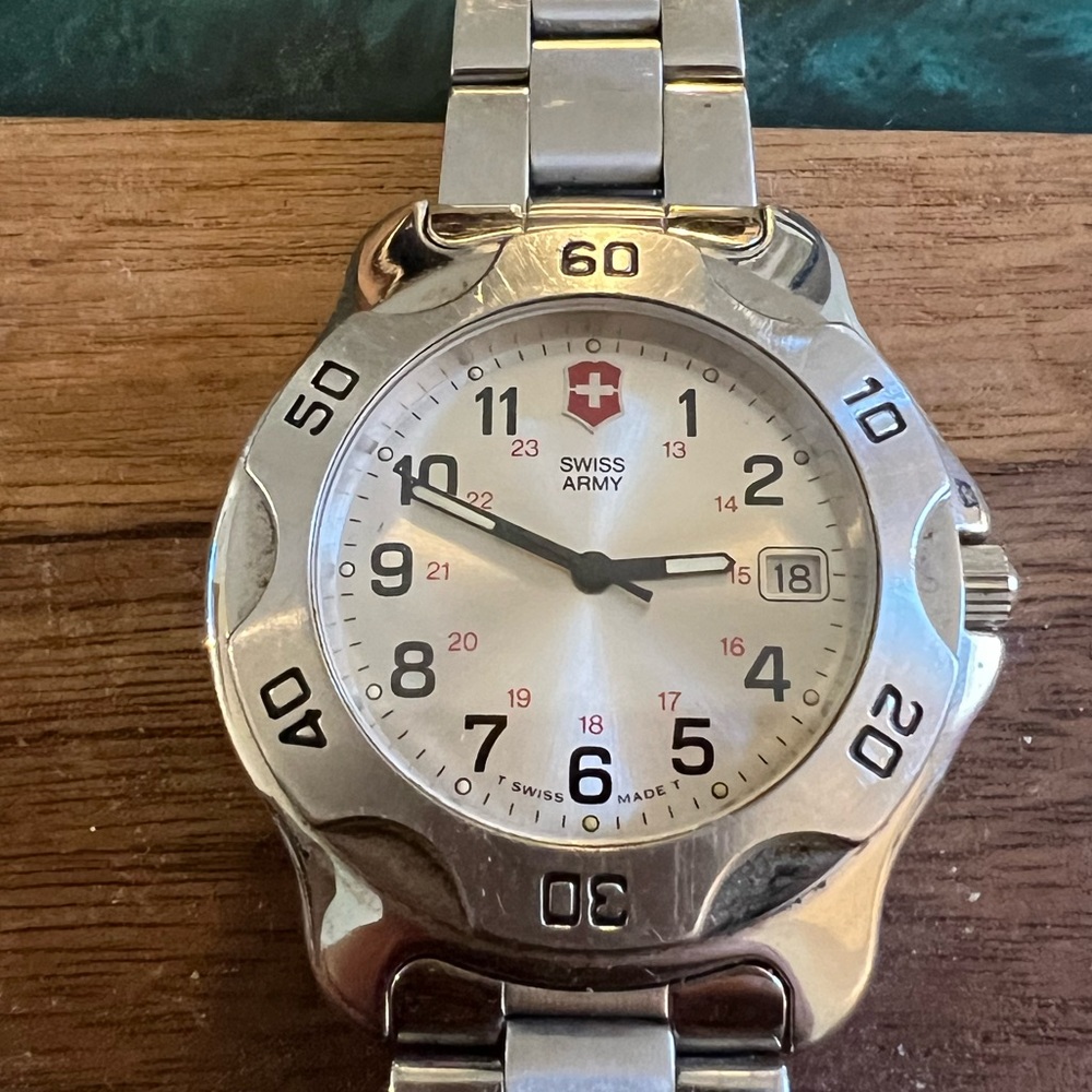 Vintage Victorinox Swiss Army Men Ricochet Date Stainless Steel Quartz Watch